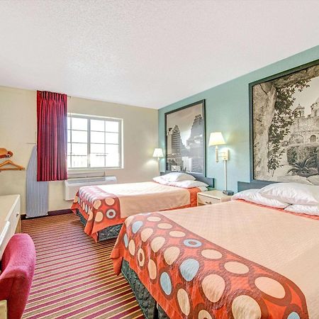 Hotel Super 8 By Wyndham San Antonio/Fiesta Zewnętrze zdjęcie